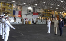 kunjungan-menhan-sjafrie-ke-kapal-induk-prancis-di-laut-indonesia