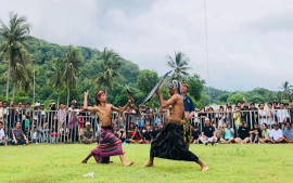 festival-pesona-bau-nyale-2024-mempersembahkan-keindahan-budaya-sasak-di-the-mandalika