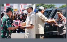 menhan-serahkan-700-unit-maung-mv3-dari-pt-pindad-untuk-tni-polri