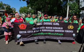 komunitas-ojol-gelar-aksi-damai-di-monas-bagikan-2000-mawar-ke-tni-polri-di-monas