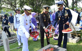 jelang-hut-ke-79-tni-pejabat-tinggi-tni-melaksanakan-ziarah-ke-tmpn-kalibata-sebagai-wujud-penghormatan-kepada-para-pahlawan