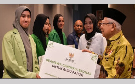 wapres-serahkan-beasiswa-cendekia-baznas-bagi-para-guru-di-papua