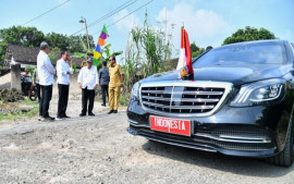 berhenti-mendadak-presiden-jokowi-cek-langsung-jalan-rusak-di-lampung-selatan