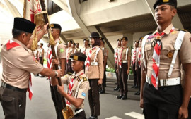 penyerahan-panji-gerakan-pramuka-sebagai-tanda-eksistensi-ke-63-tahun