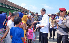 presiden-kunjungi-warga-demak-yang-terdampak-banjir