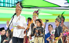 presiden-jokowi-bersama-ibu-iriana-joko-widodo-hadiri-puncak-peringatan-han-di-papua