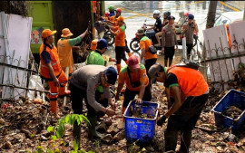 pembersihan-pasca-tanggul-jebol-di-pertigaan-hek-kramatjati-sigap-dilakukan-polisi-bersama-tiga-pilar